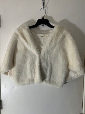 Eliza J Ivory Faux Fur Cape